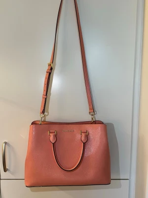 Michael Kors väska - Michael Kors väska i rosa, som ny och utan defekter. 33 x 23 cm