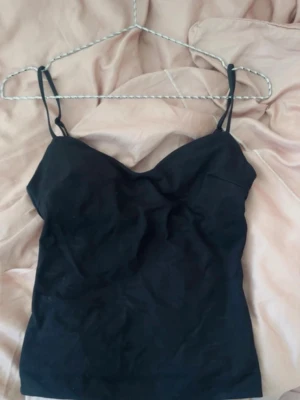 Svart linne från Gina tricot  - Storlek S från Gina tricot men skulle säga sitter mer som xs, helt slutsåld på hemsidan 