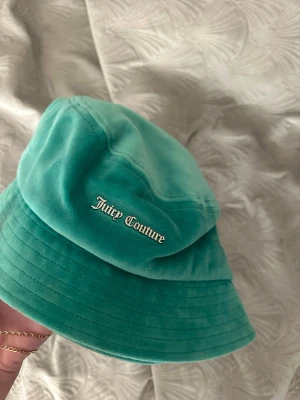 bucket hat Juicy Couture - Oanvänd hatt från juicy couture i grön färg