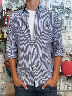 Polo Ralph Lauren skjorta  - Tjena! Jag säljer nu min blå-vitrandiga Polo Ralph Lauren skjorta som är helt nästan är helt skade-/defektfri och har en stilren slimfit, dessvärre har skjortan två mindre hål (se bild 4 & 5). Jag säljer den pga minskat intresse. För att se passform (184cm lång modell) se bild. SIZE S. Om du är intresserad eller har några frågor är det bara att kontakta mig. Original pris: 1799, Mitt pris: 399.
