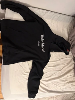 Taylormade X Redbull hoodie  - Säljer en snygg hoodie med luva från TaylorMade x Red Bull i storlek L. Hoodien har broderade logotyper och detaljer som ger en exklusiv känsla. Mjuk och bekväm med klassisk passform – perfekt både till vardags och för dig som gillar golf eller motorsport. Plagget är i fint skick utan hål eller fläckar.