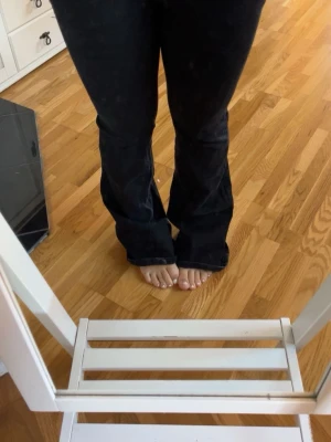 Svarta bootcut jeans - Säljer ett par svarta bootcut jeans. Jeansen har utsvängda ben och är tillverkade i ett stretchigt denimtyg som sitter snyggt på kroppen. Perfekta för dig som gillar en tidlös och trendig look.