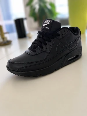 Nike Air Max 90 helsvarta sneakers - Nike Air Max 90 sneakers i helsvart. Storlek 42, bra kvalitet och skorna inte använda. Skokartong finns även med.