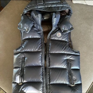 Moncler väst - Moncler väst med luva | Mycket bra skick | Modell: Bormes | Storlek 1, passar S | Extremt ovanlig, säljs ej längre