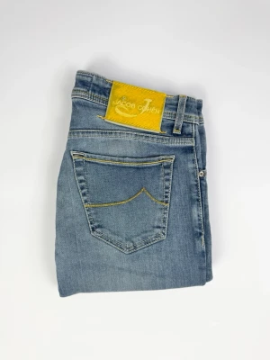 Jacob Cohën jeans 688 C - Blå jacob Cohën jeans Märke: Jacob Cohën Storlek: Size 30 Passform: Slimfit Färg: Blå Skick: Mycket bra Mått: Midja: 40 cm Längd: 95 cm Öppning vid fot: 16 cm 
