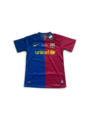 FC Barcelona matchtröja Eto'o 9 - Snygg FC Barcelona matchtröja i blått och vinrött med gula detaljer. Tröjan har klubbmärke, Nike-logga och Unicef-tryck på framsidan samt Eto'o och nummer 9 på ryggen. Perfekt för fotbollsfans! Tillverkad i lätt och ventilerande material. Kom gärna med bud!!