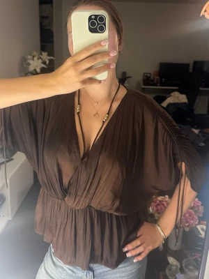 Blus från Zara  - Snygg blus från Zara! Storlek L men mer som en M 🤎😍