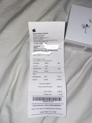 Apple AirPods Pro 2nd Gen hörlurar - Säljer ett par Apple AirPods Pro (2nd Generation) i originalförpackning. Trådlösa in-ear hörlurar i vit färg med stilren och kompakt design. Perfekta för musik, samtal och brusreducering. Levereras i snygg vit box.
