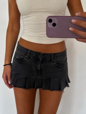 Acne jeanskjol - 👕 Plagg: Jeanskjol                                                          📏 Storlek: Midjemått 30                                                                                               ✨ Skick: Fint skick                                                        💬 Vid frågor är det bara att skriva!                                                                                          🛍️ Gramenti