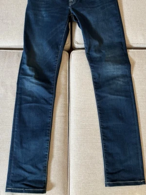 Mörkblå skinny jeans från Tramarossa - Snygga mörkblå skinny jeans från tramarossa med klassisk femficksmodell och kontrastsömmar. Jeansen har en lätt tvättad look och raka ben. Perfekta för dig som gillar en stilren och enkel vibe.