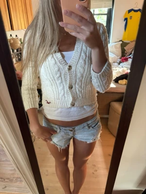 Hollister kofta - Skitsnygg billiarder kofta med lite tajtare passform och trekvartsärmar. 