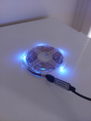 15m LED-list med färgskifte och USB-kontroll - Säljer en flexibel LED-list på rulle som kan lysa i olika färger, bland annat blått och rött. Listen har USB-anslutning och styrs med en liten kontrollenhet. Perfekt för att skapa stämningsbelysning i rummet eller bakom TV:n.