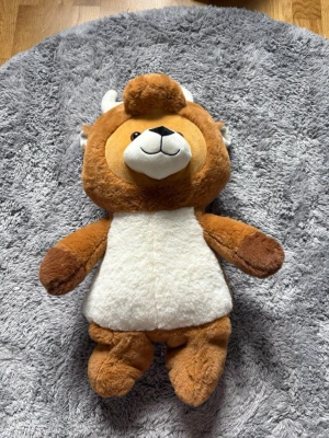 Mjukisdjur rådjur brun och vit - Säljer ett gulligt mjukisdjur i form av ett rådjur. Gosedjuret är brunt med vit mage och ansikte, har små horn och söta öron. Perfekt som present eller mysig inredningsdetalj till rummet.