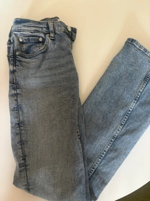 Ljusblå bootcut jeans med väldigt låg midja  - Jättefina från Gina tricot. Knappt använda! 