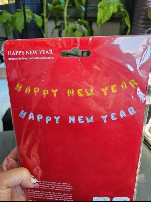 Happy New Year ballongkit - Säljer ett ballongkit med bokstäver som bildar texten 'HAPPY NEW YEAR'. Bokstäverna är i guld och silver och passar perfekt till nyårsfirandet. Ballongerna är av plast och förpackningen är oöppnad.