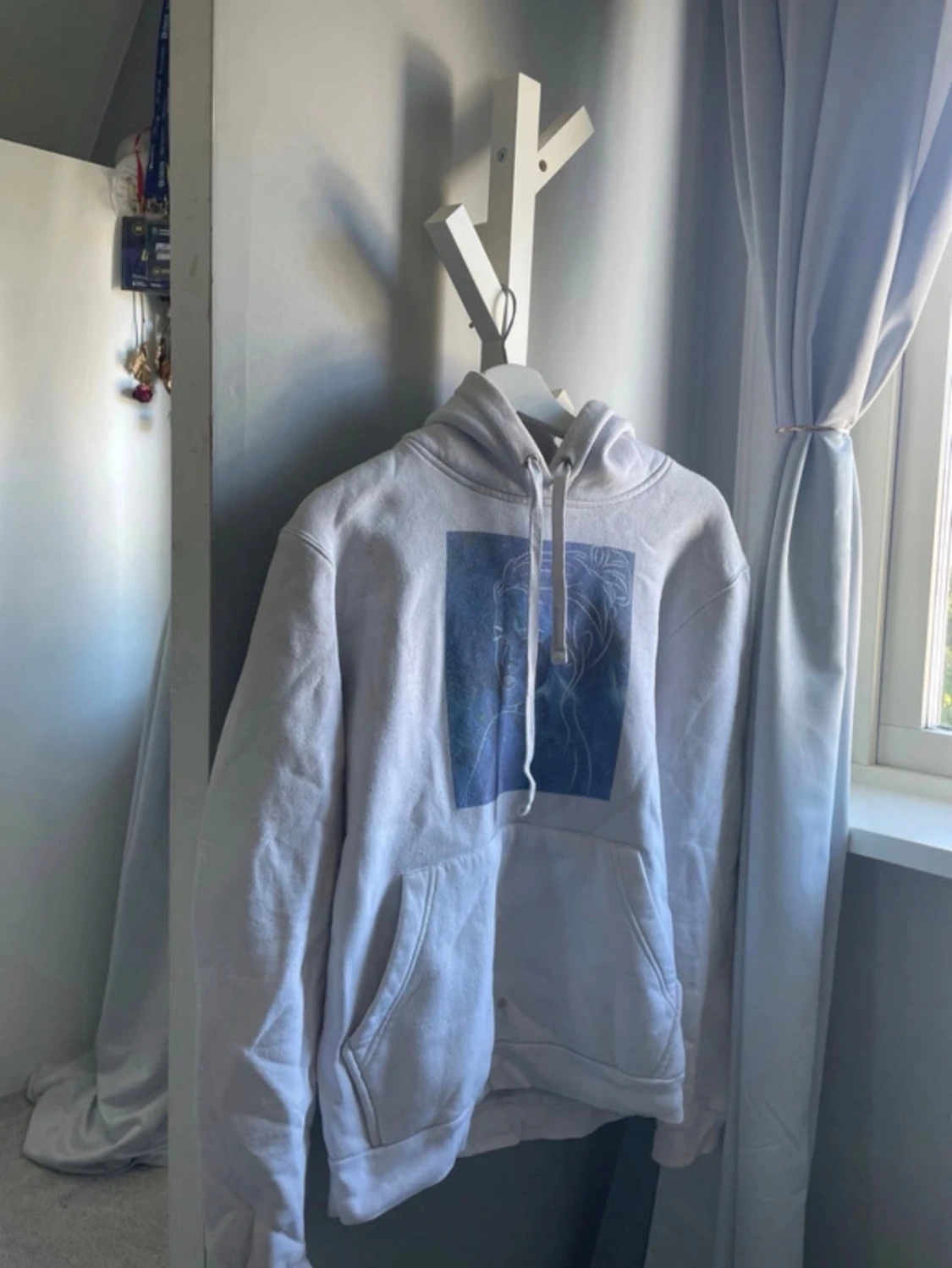 Vit hoodie med konstnärligt tryck - 1