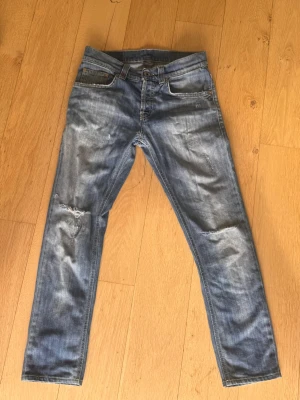 Dondup George jeans w30/w27 - Säljer dessa dondup George jeans som har många snygga slitningar över hela byxan och som allmänt är i bra skick. De är w30 men passar mer neråt mot w28/w27/w26. De sitter slim, hör av er vid funderingar!
