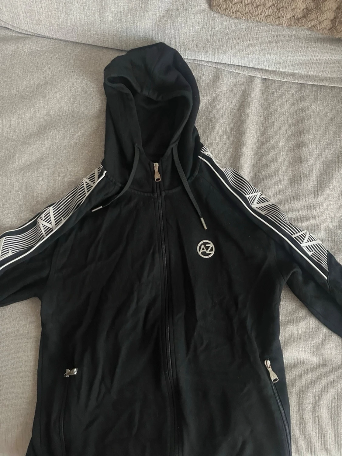 Alessandro Zavetti zip hoodie svart med vita detaljer  - 2