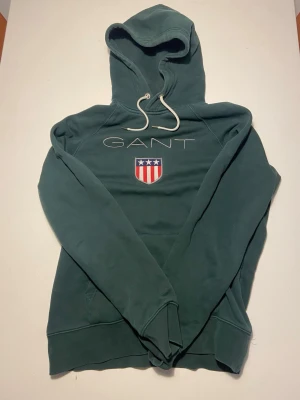 Grön hoodie - Grön gant hoodie, M. Fint skick, använd.
