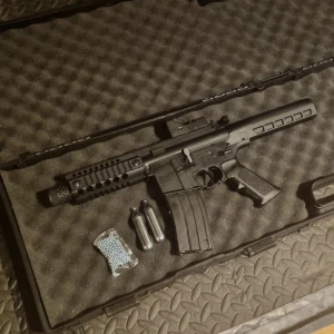 Luftpistol Crosman Full Auto A4-P 4.5mm stålkulor – Ny i låda | Fullauto CO₂ - Säljer en Crosman Full Auto A4-P i nyskick. Endast testad med 1 st CO₂-patron för att kontrollera funktionen – därefter nedpackad igen. Den här modellen är otroligt snabb i fullauto och ger en riktigt häftig skjutupplevelse. Rails för led lampa tex grip osv  Ingår: Originalvapen Låda Magasin  Skick: Praktiskt taget ny Endast testad Inga skador eller slitage  