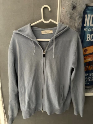 Sayless Zip hoodie - Ljusblå Zip hoodie från Sayless i strl S, använd handfull gånger så är i mycket fint skick. Skriv vid frågor!