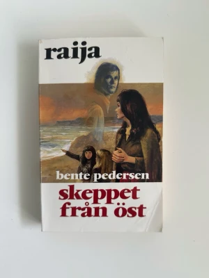 Skeppet från öst av Bente Pedersen - Raija 7 - Boken "Skeppet från öst" av Bente Pedersen. Fristående del 7 i den storslagna Raija - serien, en släkt- och kärlekssaga fylld av mystik och trolldom, där livet vid nordkalotten prövas av öde, passion och kamp för frihet. En episk berättelse om kärlek, hämnd och övernaturliga krafter.   ISBN: 91-7710-222-3.