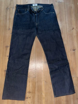 Mörkblå Levis 1947 Limited Edition Jeans - Säljer ett par mörkblå raka jeans med klassisk femficksdesign och gylf med knappar. Jeansen är från 1947 Limited Edition och har kontrastsömmar samt robust denimtyg. Perfekta för dig som gillar tidlös och stilren look. W36/L32.   Nypris:1199. Mitt pris:718kr