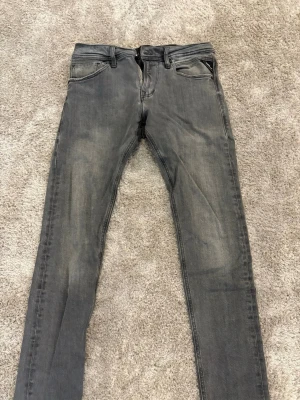 Grå slim fit jeans från replay  - Snygga grå slim fit jeans från replay. Fint skick, använd fåtal gånger. Storlek 30/30. Skick 9/10.