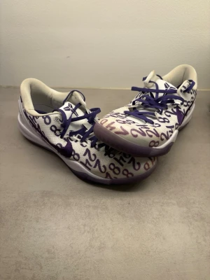 Kobe 8 - Kobe 8. Använda ca 10-15gånger. Hyfsat bra skick. INGEN BOX. Strl 45