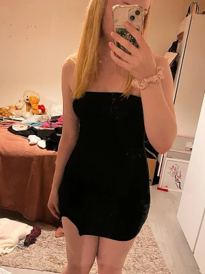 Kort klänning  - En svart kort fest klänning med en liten slit på låret från Shein