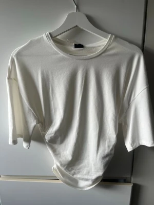Vit tshirt från Gina tricot  - Jag säljer en helt ny vit tshirt från Gina tricot som aldrig har blivit använd. Den är lös upptill och tight nertill. Storlek S (se prislapp). Priset går att diskuteras!💗