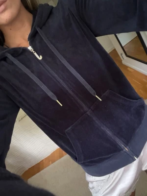 Juicy Couture hoodie - Super fin märkblå Juicy Couture zip hopdie i jätte bra skick! Saknas några stenar från ”J” men inget man ser när man bär den! 😍