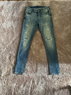 Jack and Jones gleen - Sjukt snygga Jack and Jones gleen jeans! Storlek W28 L32 i super snygg tvätt och slitningar! Mycket fint skick! Hör av er vid funderingar! 