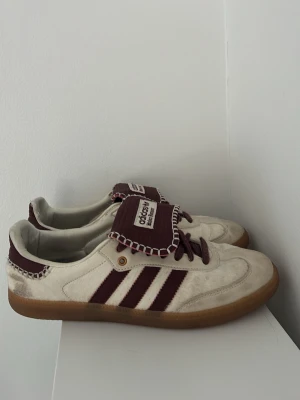 Adidas wales bonner - Använda, fortfarande mycket liv kvar troligen ej äkta.