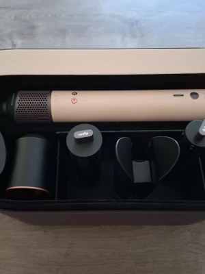Multistyler med flera hårtillbehör - Dyson Airwrap Co-anda 2x Complete Long – Ceramic Pink – Som ny  Säljer min Dyson Airwrap Co-anda 2x i färgen Ceramic Pink. Den är i mycket fint skick och fungerar felfritt. Säljs eftersom den används för sällan.  Ingår:  Dyson Airwrap Co-anda 2x Originalförvaringsetui Samtliga tillbehör enligt bilder Rengjord och redo att användas  Perfekt för dig som vill skapa lockar, vågor, volym eller ett slätt resultat med luft istället för extrem värme. 