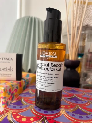L’Oréal absolute repair molecule oil - Reparerande hårolja från L’Oréal. Mängd enligt bild, inte mycket använd 🌟 90 ml från början. kostar ca 5-600 på Lyko 🤍