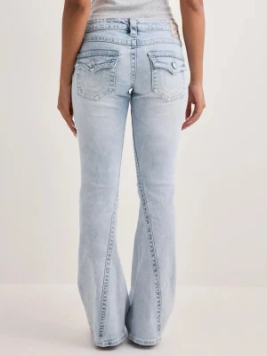 True Religion Bootcut/Flare Jeans – Stl 24  - Säljer mina jättefina True Religion-jeans i storlek 24. Ljus tvätt med bootcut/flare-passform som sitter supersnyggt. Köpta för 1 400 kr och är i fint skick.  Finns lite mindre användningsspår längst ner på fållen (se bild), men i övrigt är de i väldigt fint skick.  ✨ Äkta True Religion ✨ Nypris: 1 400 kr ✨ Skickas snabbt ✨ Hör gärna av dig vid frågor eller om du vill ha fler bilder!