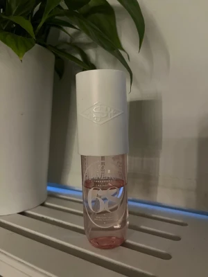 Sol de janerio body mist - Sol de Janeiro body mist 90ml, säljer då d inte riktigt är min typ av doft, håller inte särskilt länge men man kan spruta på lite då o då under dagen, köpt för 299kr, Halva kvar. Pris kan diskuteras!💞