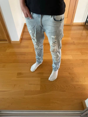 Jeans med slitningar  - Tja! Säljer dessa jeans med sliten design i storleken 34/32.  Hör gärna av dig vid frågor eller funderingar.