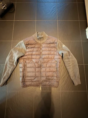 Moncler cardigan - Säljer nu min Moncler cardigan i färgen grå. Den är perfekt nu för hösten som kommer. Den passar de flesta stilar och den är till för dig som vill sticka ut på ett coolt sätt. Den är köpt på farfetch och har tags och annat 100% äkta