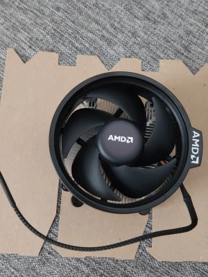 AMD CPU-kylare med fläkt - Säljer en svart AMD CPU-kylare med rund form och integrerad fläkt. Kylflänsen är i metall och fläkten har fyra blad. Ansluts med en 4-pin kontakt, perfekt för stationära datorer. Passar till AMD-processorer och är enkel att installera. Fingeravtryck på botten. 