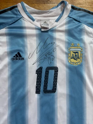 Signerad Maradona Argentina fotbollströja  - Signerad Diego Maradona fotbollströja 