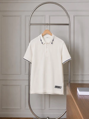 Exklusiv Givenchy Piké - Höj din avslappnade stil med denna exceptionella vita Givenchy herr Pikén i storlek M, oanvänd i splitternytt skick. Pikén är tillverkad i Italien av 100% bomull. Perfekt för en avslappnad men ändå sofistikerad look. Denna polotröja har en klassisk stängning med tre knappar och korta ärmar med en ribbad profil. Äkthetsintyg medföljer, inköpt för 7000kr, säljes för 3999kr.🤝🏻