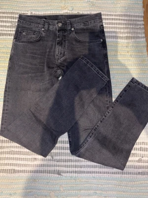Slim J.Lindberg jeans - Säljer ett par mörkgrå jeans med slim/rak passform. Helt nya köpta i J.LINDBERGS butik. Dom va för små för mig när jag köpte dom så därför säljer jag. Priset är inte spikat så de går att pruta vid snabb affär Hör gärna av er om ni undrar något!