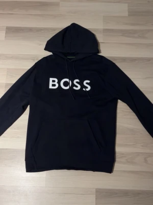 Boss hoodie - Hoodie från Hugo boss, knappt använd. Storlek L men passar även vissa som använder M. Mörkblå färg 
