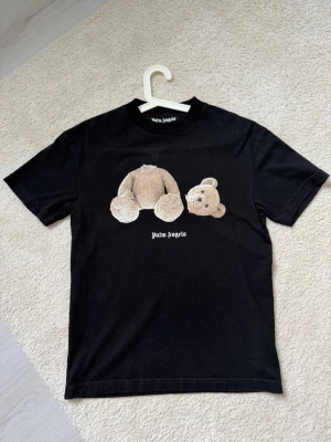 Palm angels tshirt - Haft den i 1 år men , inte min typ av tröja så vill få sålt den och använd ba väldigt få gånger. Köpt på deras hemsida men tappat bort kvitto och de finns qr kod man kan scanna