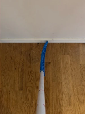 Innebandyklubba Salming carbon pro - Innebandy klubba Salming carbon pro q series. Använd cirka en halv säsong. 100 cm lång, left och finns även Q1 blad 