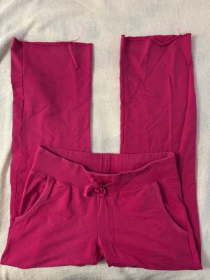Hot pink vintage low waist mjukisbyxor. Crivit Y2K - Superfina hot pink mjukisbyxor i vintage/Y2K-stil från Crivit. Låg midja, mjukt och skönt material med ficka bak. Perfekta för en cool casual look eller hemma/chill. Storlek M. 💕
