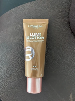 L'Oréal Lumi Glotion 904 Deep Glow - L'Oréal Paris Lumi Glotion i nyansen 904 Deep Glow är en flytande highlighter som ger naturlig lyster till huden. Testad en gång 