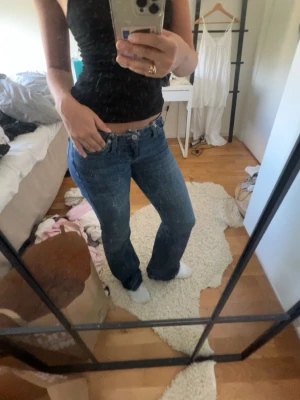 Blå bootcut jeans från Nelly - Som nya!  Jag står inte för frakt, tar gärna emot bud under det satta priset för kompromiss!💗   Allt jag säljer är i stort sätt i nytt skick för ett lägre pris, kolla in resten av mina artiklar i min profil!